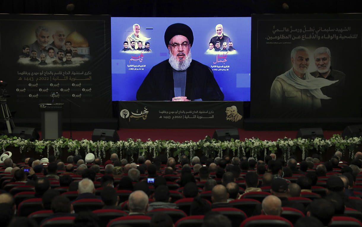 El líder de Hezbolá, Hassan Nasrallah, habla a través de un enlace de vídeo durante una ceremonia para conmemorar el segundo aniversario del asesinato del jefe de la Fuerza Quds de Irán, el general Qassem Soleimani, en el suburbio de Dahiyeh, al sur de Beirut, Líbano, el 3 de enero de 2022. (AP Photo/Bilal Hussein)