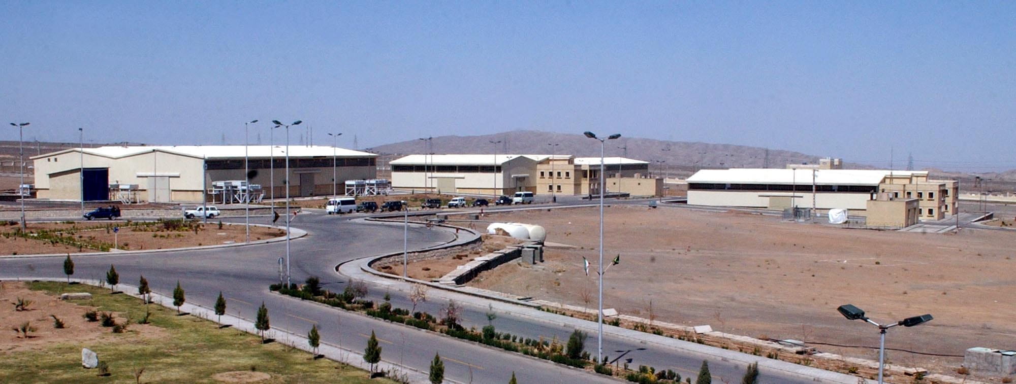 Los edificios de la instalación de enriquecimiento de uranio de Natanz se muestran a unos 322 km al sur de la capital, Teherán, Irán, el 30 de marzo de 2005. (AP Photo/Vahid Salemi)