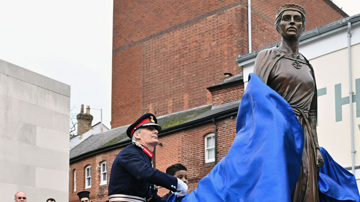 La estatua de la inglesa judía Licoricia se devela en el Reino Unido