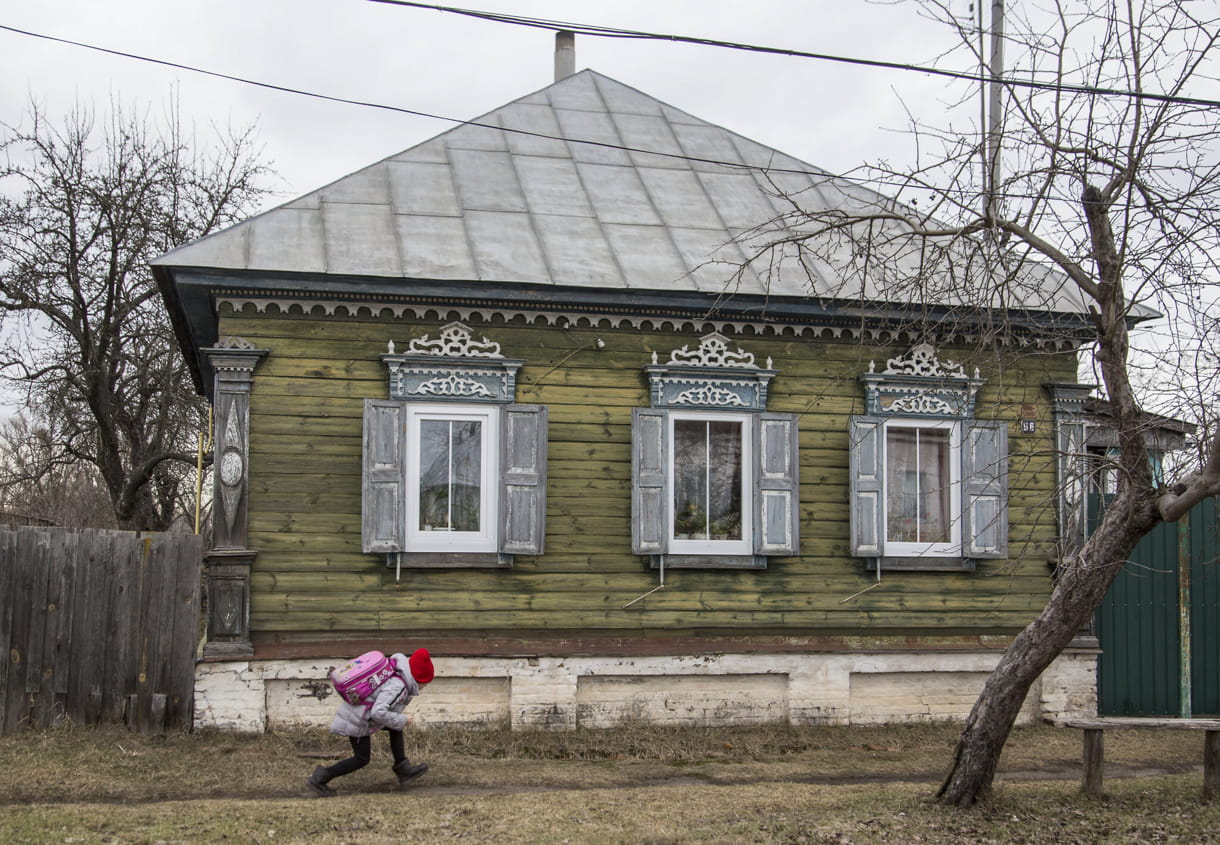 Una alumna corre en el pueblo ucraniano de Dobryanka, cerca de la frontera con Bielorrusia, el 21 de febrero de 2022. (AOleksandr Ratushniak/AP)