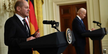 Rusia se enfrentará a las sanciones de los aliados occidentales “inmediatamente” si invade Ucrania, afirma el canciller alemán Olaf Scholz en la víspera de su partida hacia Kiev y Moscú. “En el caso de una agresión militar contra Ucrania que amenace su integridad territorial y su soberanía, eso dará lugar a duras sanciones que hemos preparado cuidadosamente y que podemos poner en vigor inmediatamente, junto con nuestros aliados de la OTAN y de Europa”, afirma Scholz.
