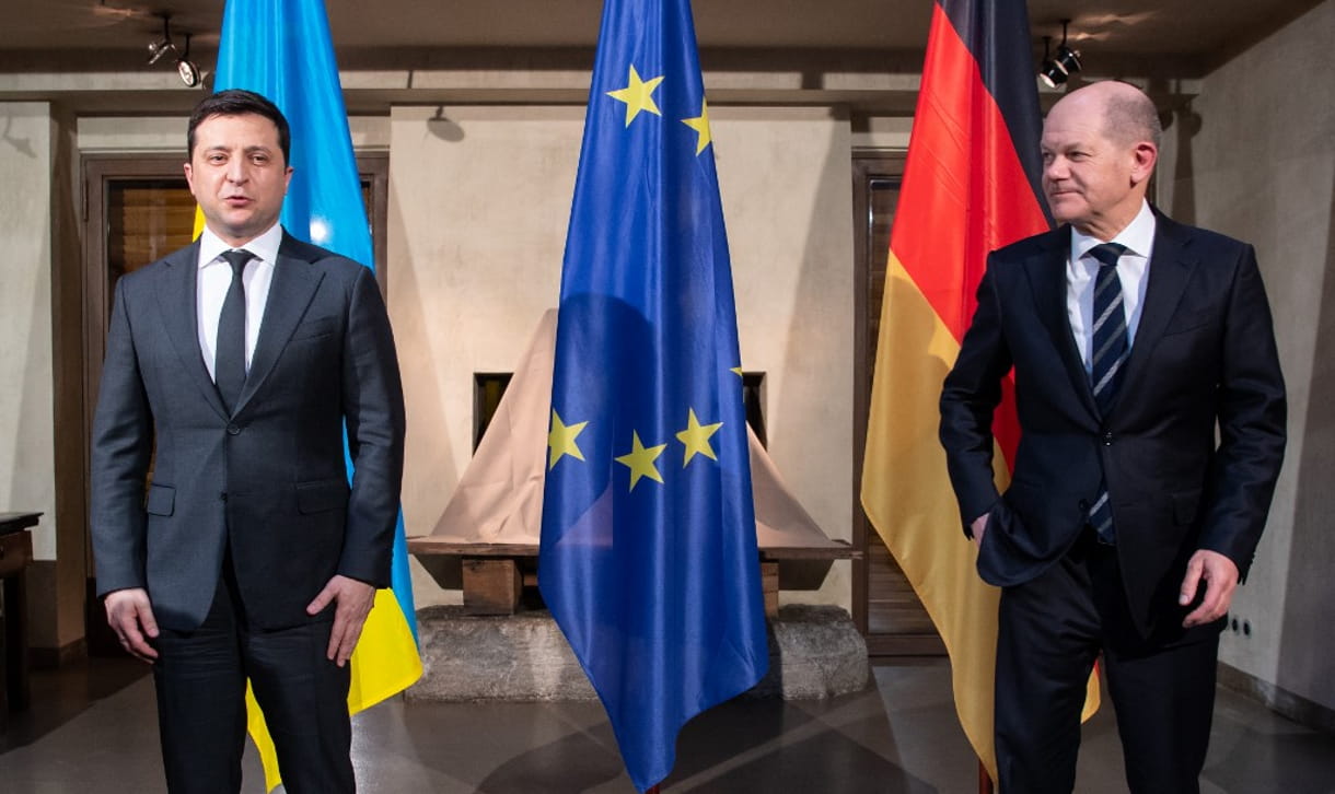 El canciller alemán Olaf Scholz (R) y el presidente ucraniano Volodymyr Zelensky posan para una foto mientras se reúnen en la Conferencia de Seguridad de Múnich el 19 de febrero de 2022 (Sven Hoppe / POOL / AFP)