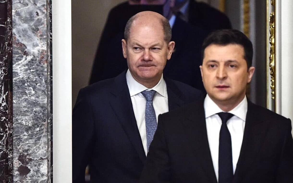 El canciller alemán Olaf Scholz (izq.) y el presidente ucraniano Volodymyr Zelensky (der.) llegan a una rueda de prensa conjunta en Kiev el 14 de febrero de 2022.(Sergei Supinsky/AFP)