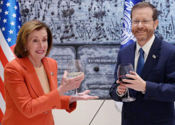 Pelosi se reúne con la viuda del poeta israelí que citó