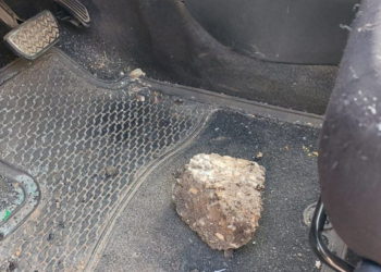 Terroristas árabes apedrean a una mujer judía en su auto