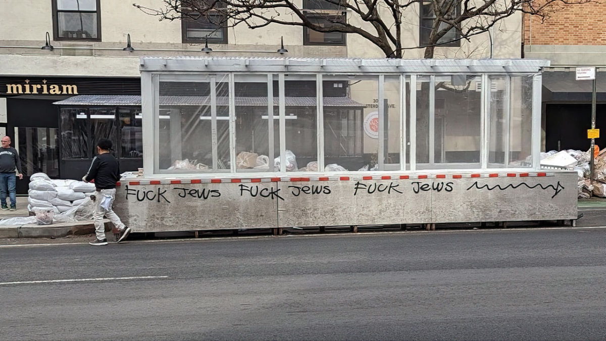 Pintadas antisemitas frente a un restaurante israelí en Nueva York