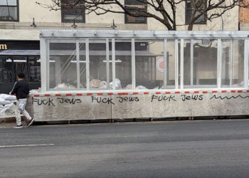 Pintadas antisemitas frente a un restaurante israelí en Nueva York