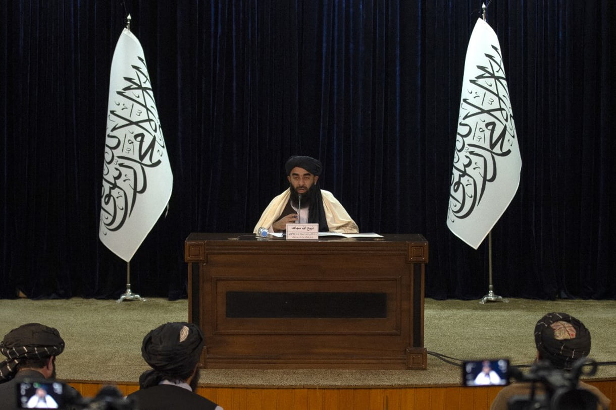 El portavoz talibán Zabihullah Mujahid se dirige a una rueda de prensa, el 27 de febrero de 2022. (Wakil Kohsar/AFP)