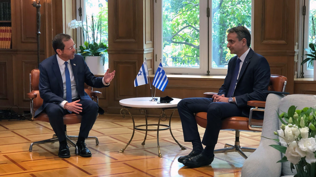 El presidente Isaac Herzog (izquierda) se reúne con el primer ministro griego Kyriakos Mitsotakis en Atenas, el 24 de febrero de 2022. (Tal Schneider)