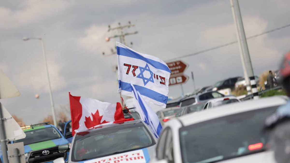 Un convoy bloquea la principal autopista a Jerusalén en protesta contra las normas de vacunación