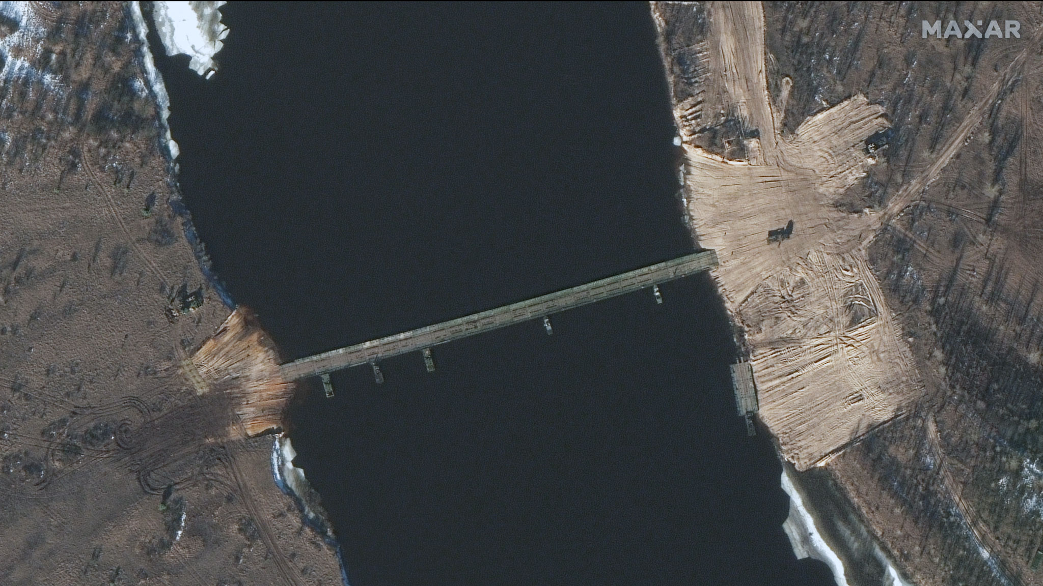 Un puente de pontones construido sobre el río Pripyat, a menos de cuatro millas de la frontera entre Bielorrusia y Ucrania.