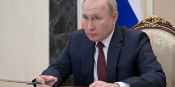 Macron dice que Putin está de acuerdo en trabajar por un alto el fuego