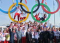 Esta foto de archivo del 24 de febrero de 2014 muestra al presidente ruso Vladimir Putin (centro) posando con los ganadores de medallas olímpicas rusas después de los Juegos Olímpicos de Invierno de Sochi 2014 en Sochi, Rusia. (Mikhail Klimentyev/Pool Photo vía AP)