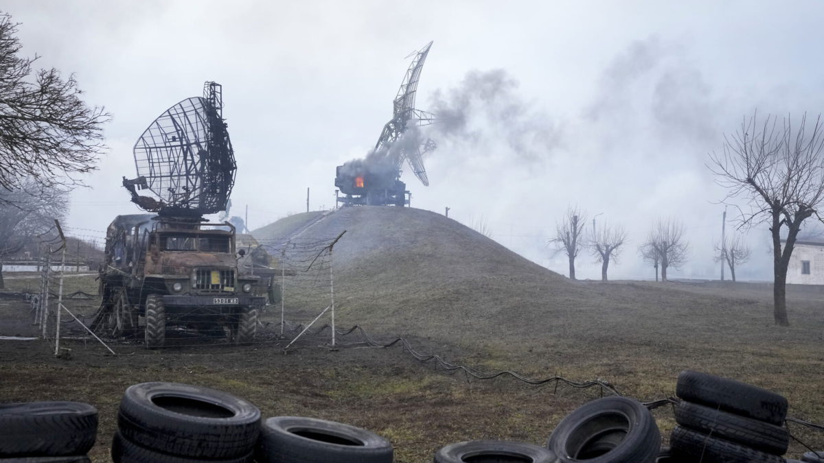 Se observan los radares dañados y otros equipos en las instalaciones militares ucranianas a las afueras de Mariupol, Ucrania, el 24 de febrero de 2022. (AP Photo/Sergei Grits)
