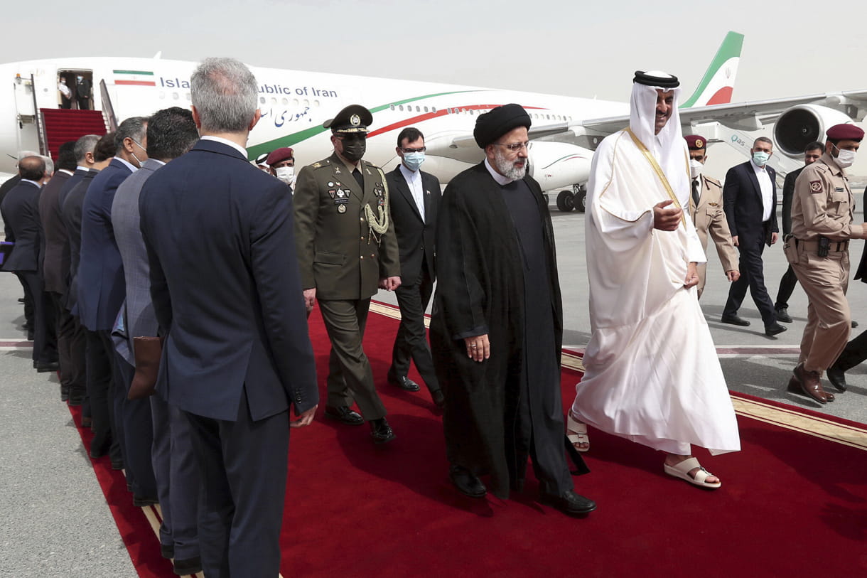El presidente Ebrahim Raisi, en el centro, es recibido por el emir qatarí Tamim bin Hamad Al Thani, en el centro a la derecha, a su llegada a Doha, Qatar, el 21 de febrero de 2022. (Oficina de la Presidencia iraní vía AP)