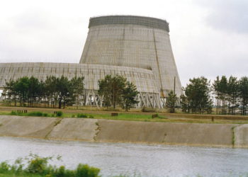 El reactor nº 4 de la central nuclear de Chernóbil permanece encerrado en plomo y hormigón tras el accidente de abril de 1986, que liberó una nube de radiación que dio la vuelta al mundo en Pripyat, Ucrania, en julio de 1988. (AP Photo/Mark J. Porubcansky)