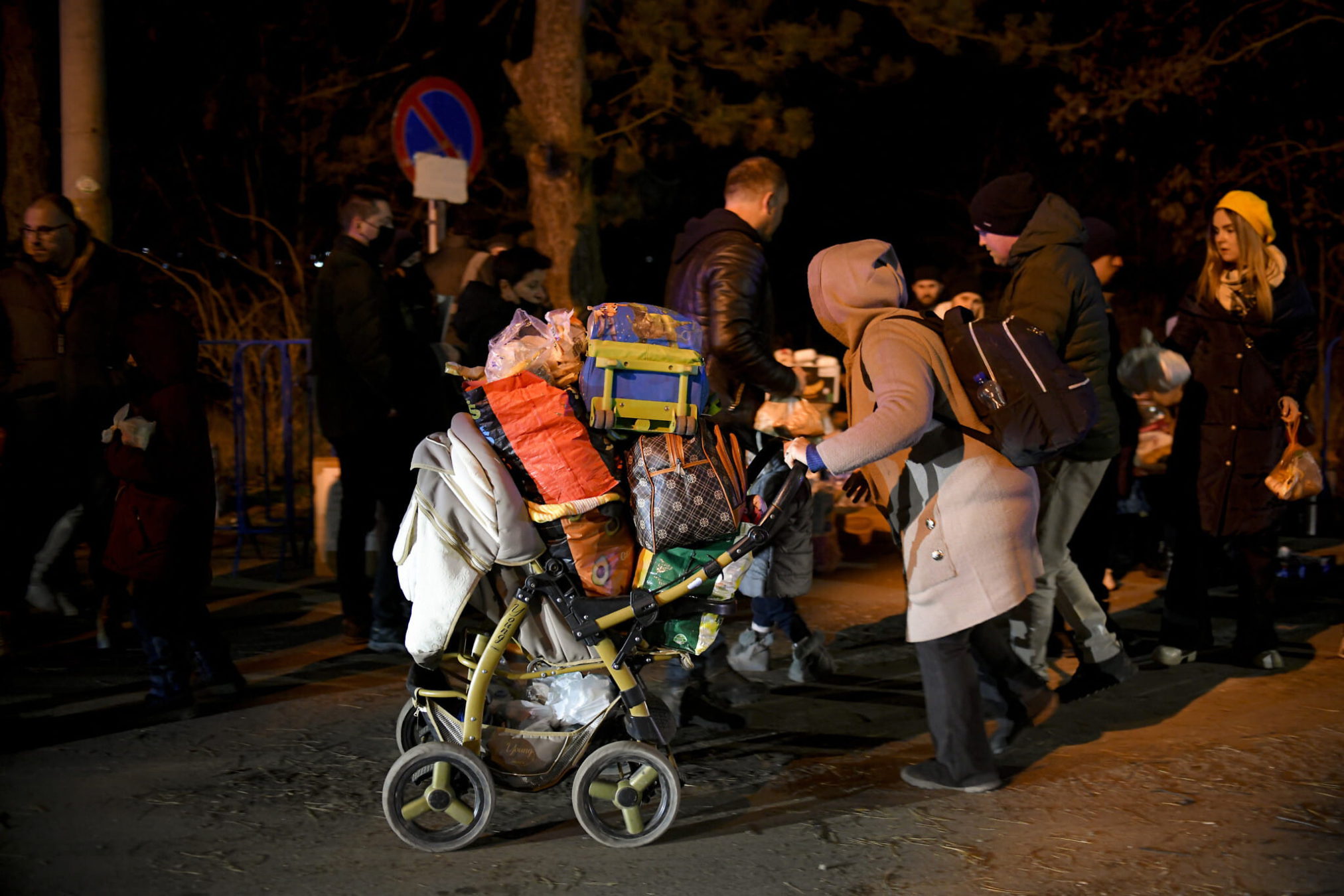 Rumanía, que comparte unos 600 kilómetros de frontera con Ucrania al norte, está viendo una afluencia de refugiados del país, ya que muchos huyen de los ataques de Rusia. (AP Photo/Andreea Alexandru)