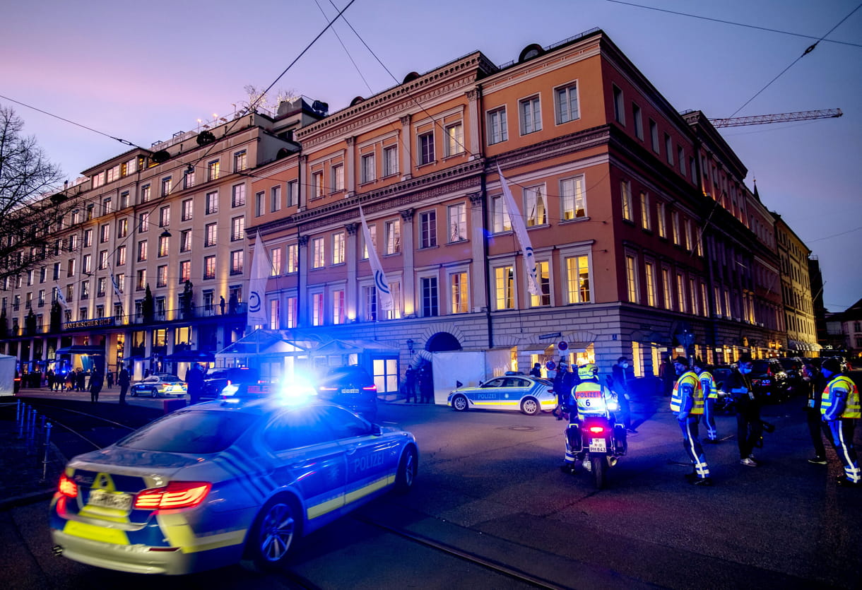 Un coche de policía se acerca al hotel Bayerischer Hof en Múnich, Alemania, el 19 de febrero de 2022, durante el segundo día de la Conferencia de Seguridad de Múnich. (AP Photo/Michael Probst)