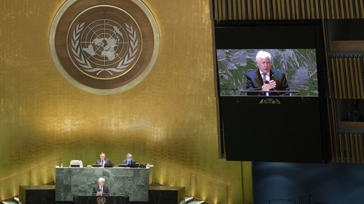 Robert Rae, embajador de Canadá ante las Naciones Unidas, habla en el salón de la asamblea general, el miércoles 23 de febrero de 2022, en la sede de las Naciones Unidas. (AP/John Minchillo)