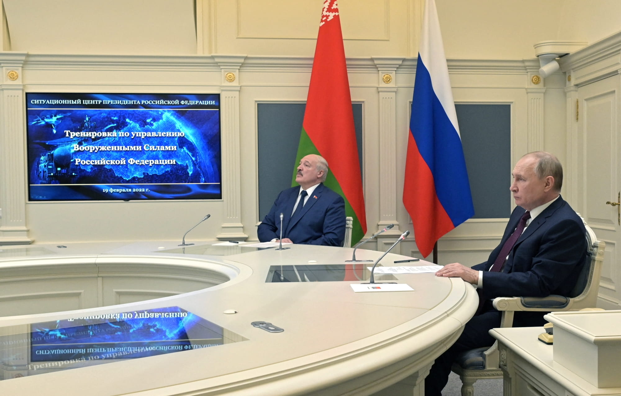 El presidente ruso Vladimir Putin (R) y su homólogo bielorruso Alexander Lukashenko (L) observan lanzamientos de entrenamiento de misiles balísticos como parte del ejercicio de la Fuerza de Disuasión Estratégica Grom-2022, desde el centro de situación del Ministerio de Defensa ruso en Moscú el 19 de febrero de 2022 (Alexey NIKOLSKY / Sputnik / AFP)