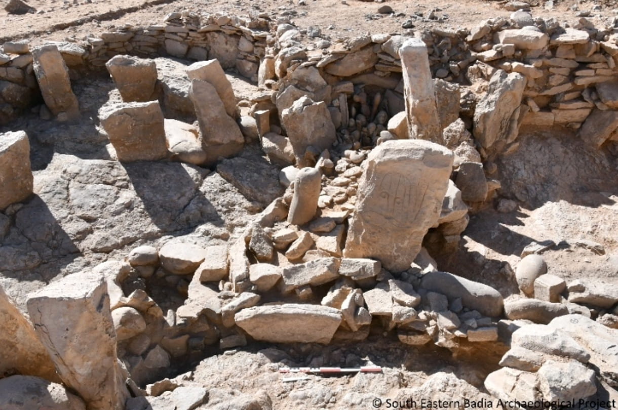 Esta foto facilitada por el Ministerio de Turismo de Jordania muestra dos piedras talladas en pie en un remoto yacimiento neolítico del desierto oriental de Jordania. Un equipo de arqueólogos jordanos y franceses dijo el martes 22 de febrero de 2022 que había encontrado un santuario de unos 9.000 años de antigüedad. El complejo ritual se encontró en un campamento neolítico cerca de grandes estructuras conocidas como “cometas del desierto”, o trampas masivas que se cree que se utilizaban para acorralar a las gacelas salvajes para su sacrificio. (Ministerio de Turismo vía AP)