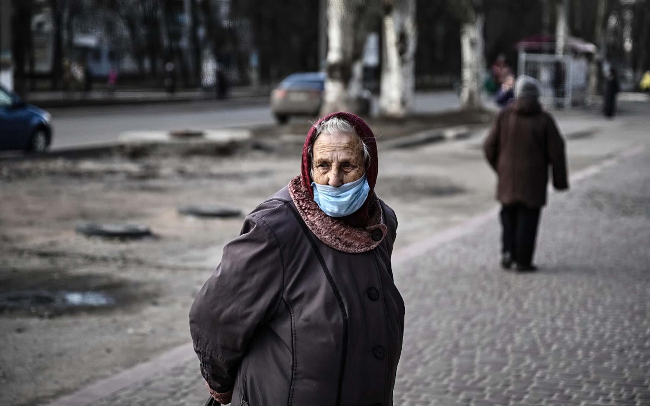Una mujer en una calle de la ciudad de Avdiivka, en el este de Ucrania, el 21 de febrero de 2022. (Aris Messinis/AFP)