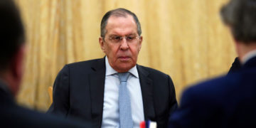 El ministro de Asuntos Exteriores de Rusia repite la afirmación de que pretenden “desnazificar” Ucrania