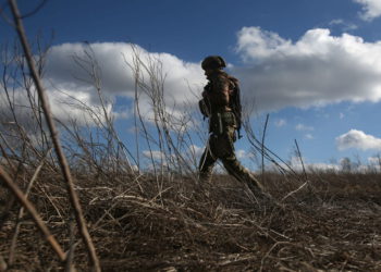 Un militar de las Fuerzas Militares de Ucrania camina en su posición en la línea del frente con los separatistas respaldados por Rusia, no lejos de la aldea de Novognativka, en la región de Donetsk, el 19 de febrero de 2022. (Anatolii STEPANOV / AFP)