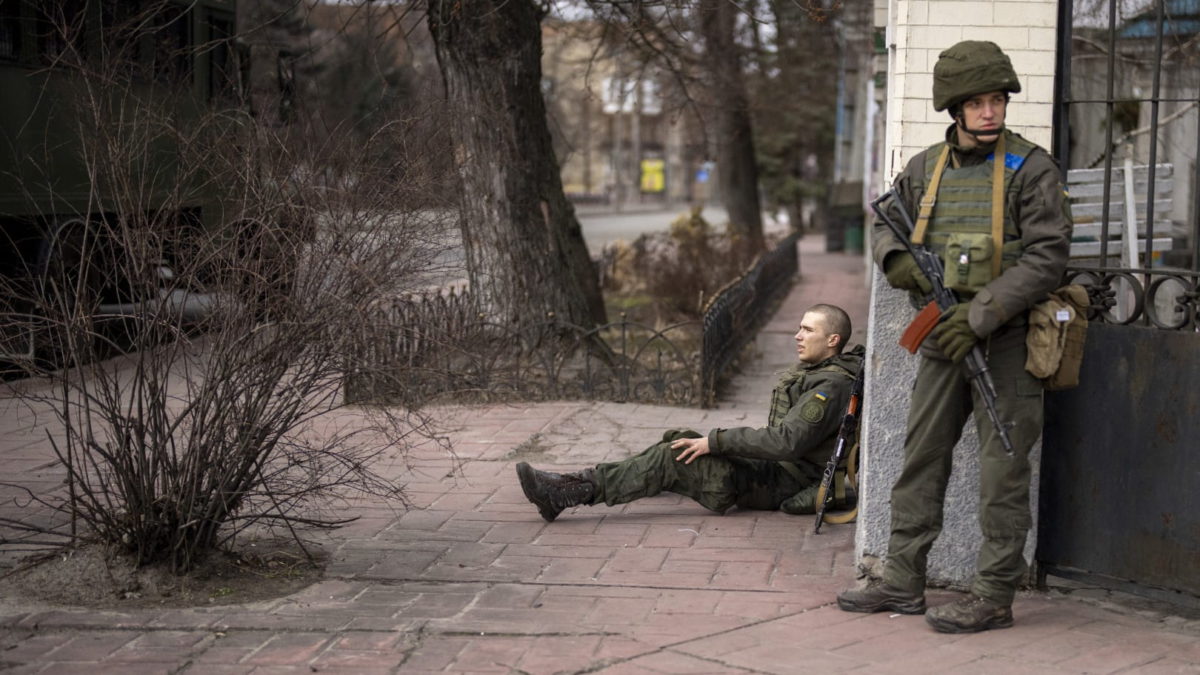 Un soldado ucraniano herido en el fuego cruzado dentro de la ciudad de Kiev, Ucrania, el viernes 25 de febrero de 2022 (AP Photo/Emilio Morenatti)