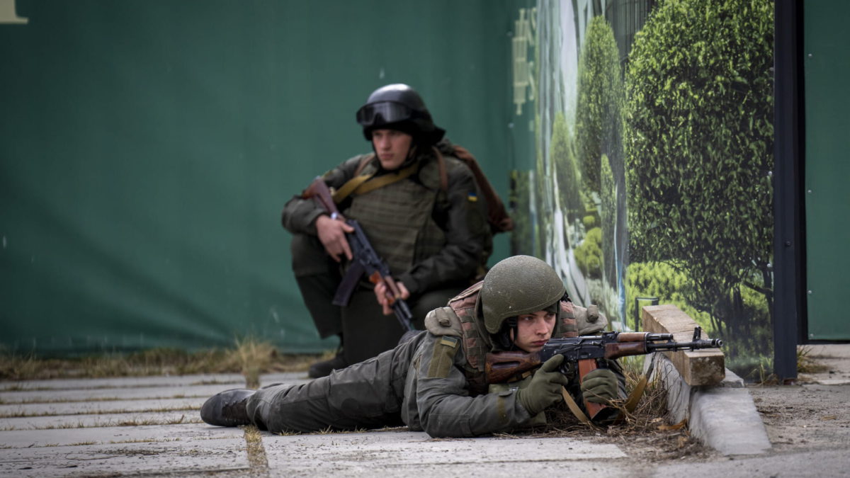 Soldados ucranianos toman posiciones en el centro de Kiev, Ucrania, el 25 de febrero de 2022. (AP Photo/Emilio Morenatti)