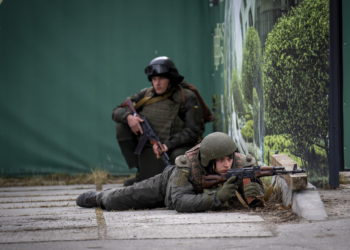 Soldados ucranianos luchan contra las tropas rusas en Kiev