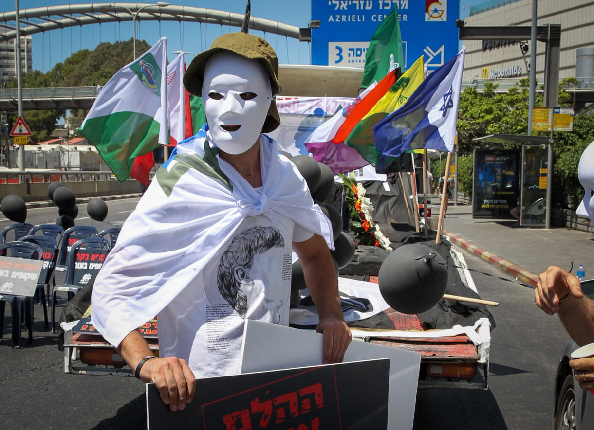 Imagen ilustrativa: Soldados israelíes que sufren de TEPT protestan contra su tratamiento por parte del Estado, frente a las oficinas del Ministerio de Defensa en Tel Aviv el 14 de julio de 2019. (Flash90)