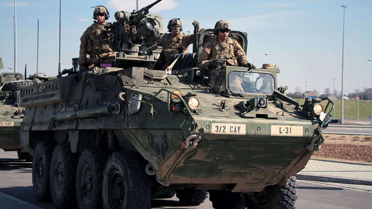 Vehículos de combate de infantería Stryker estadounidenses se despliegan para reforzar a Bulgaria