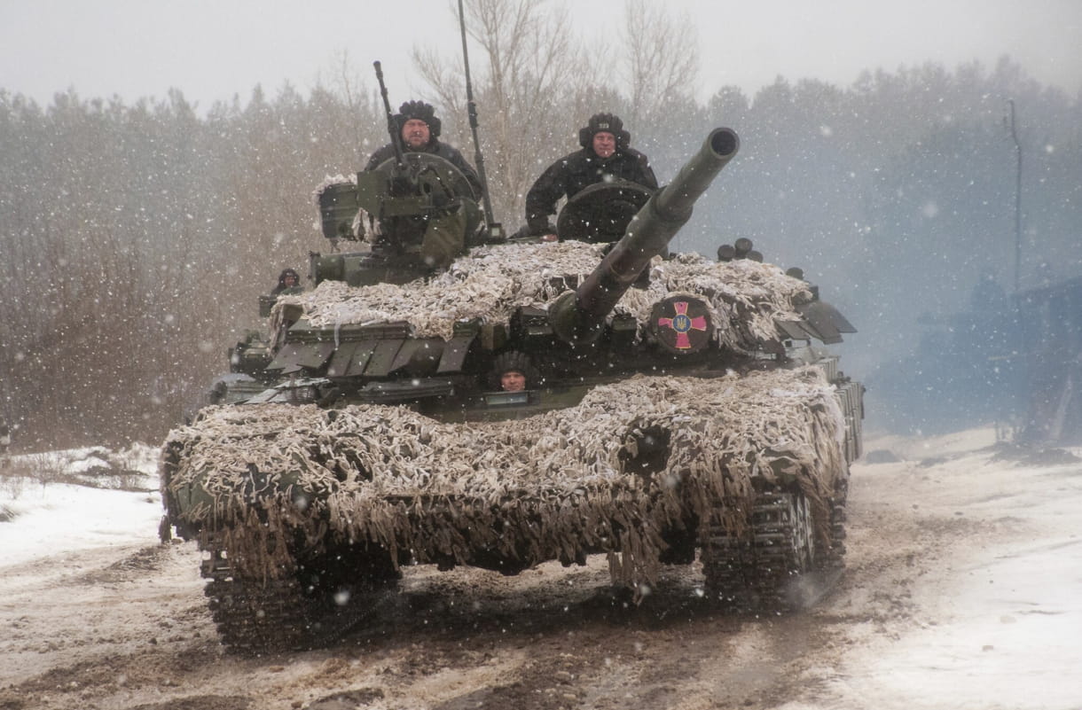 Un tanque ucraniano se mueve durante un ejercicio militar cerca de Kharkiv, Ucrania, el jueves 10 de febrero de 2022. (AP/Andrew Marienko)