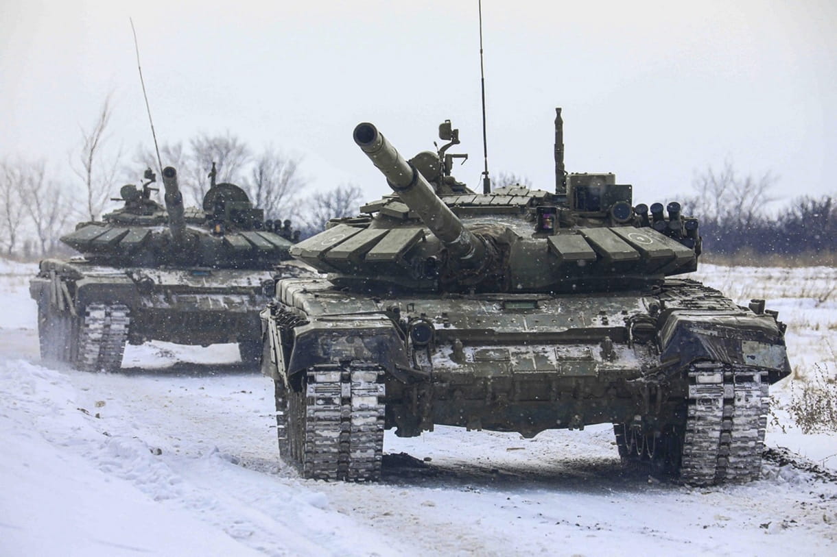 Tanques rusos ruedan en el campo durante ejercicios militares en la región de Leningrado, Rusia, el 14 de febrero de 2022. (Servicio de prensa del Ministerio de Defensa ruso vía AP)