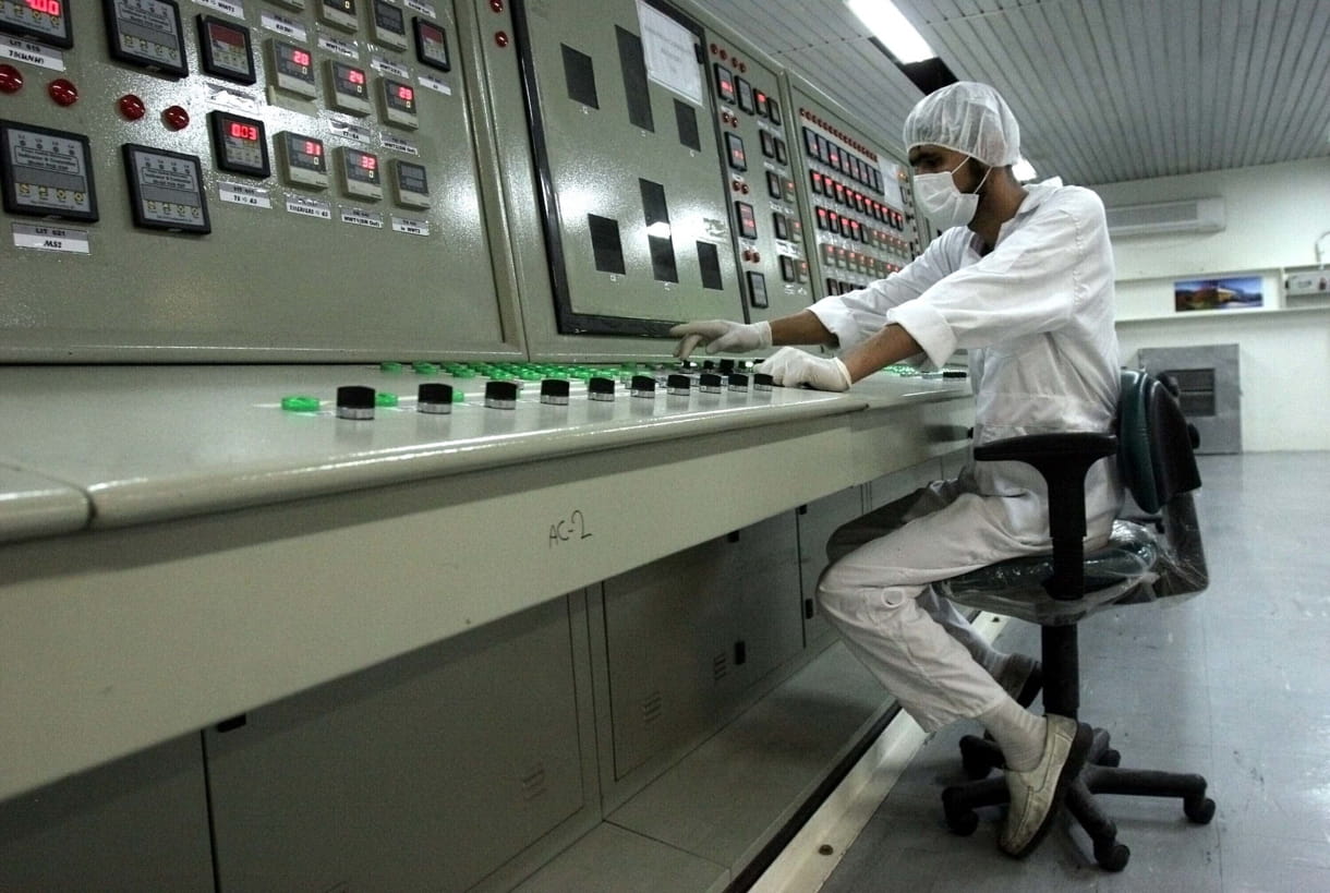 Un técnico trabaja en la instalación de conversión de uranio a las afueras de la ciudad de Isfahan, Irán, a 410 kilómetros al sur de la capital, Teherán, Irán, el 3 de febrero de 2007. (AP Photo/Vahid Salemi, archivo)