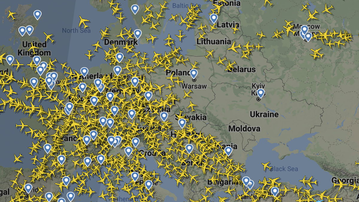 Una captura de pantalla facilitada por Flightradar24.com que muestra el espacio aéreo despejado sobre Ucrania el 24 de febrero de 2022, poco después de que las tropas rusas lanzaran su ataque anticipado contra Ucrania.(Flightradar24.com via AP)