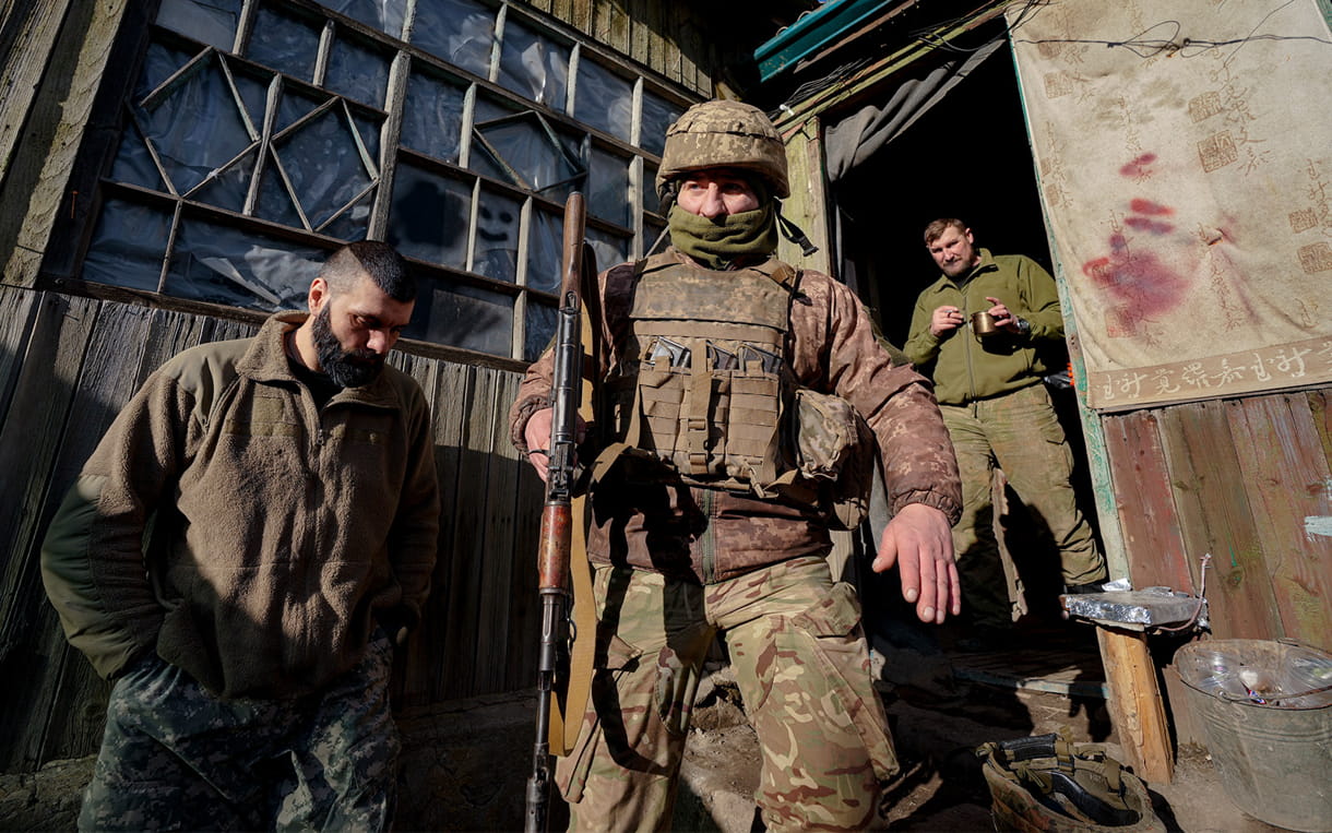 Un soldado ucraniano sale de un puesto de mando para comenzar su turno en una posición de primera línea a las afueras de Popasna, en la región de Luhansk, al este de Ucrania, el 20 de febrero de 2022. (AP Photo/Vadim Ghirda)