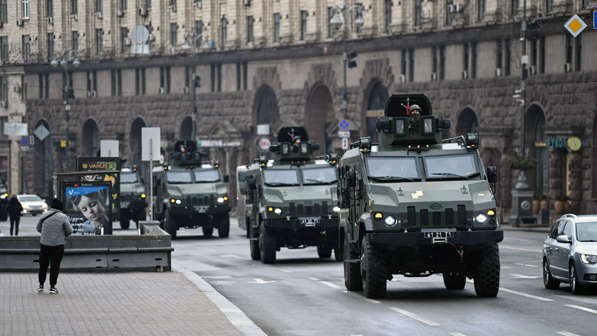 Vehículos militares ucranianos pasan por la plaza de la Independencia en el centro de Kiev el 24 de febrero de 2022. (Daniel LEAL / AFP)