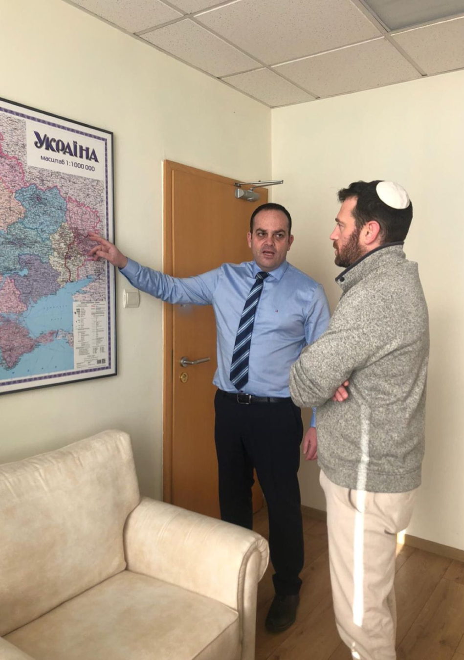 Yoav Bistritsky, jefe adjunto de la misión en Kiev, habla con el corresponsal diplomático de Times of Israel, Lazar Berman, en Kiev el 15 de febrero de 2022 (Lazar Berman/Times of Israel)