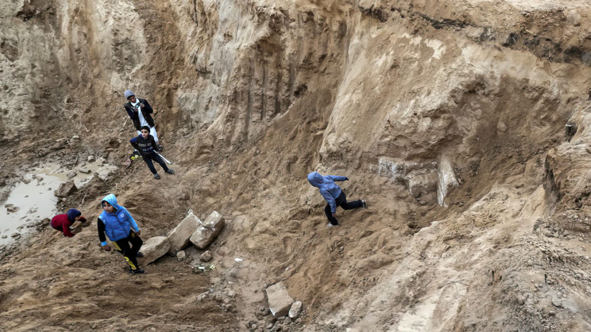 Excavadoras de Gaza descubren un antiguo yacimiento funerario de la era romana