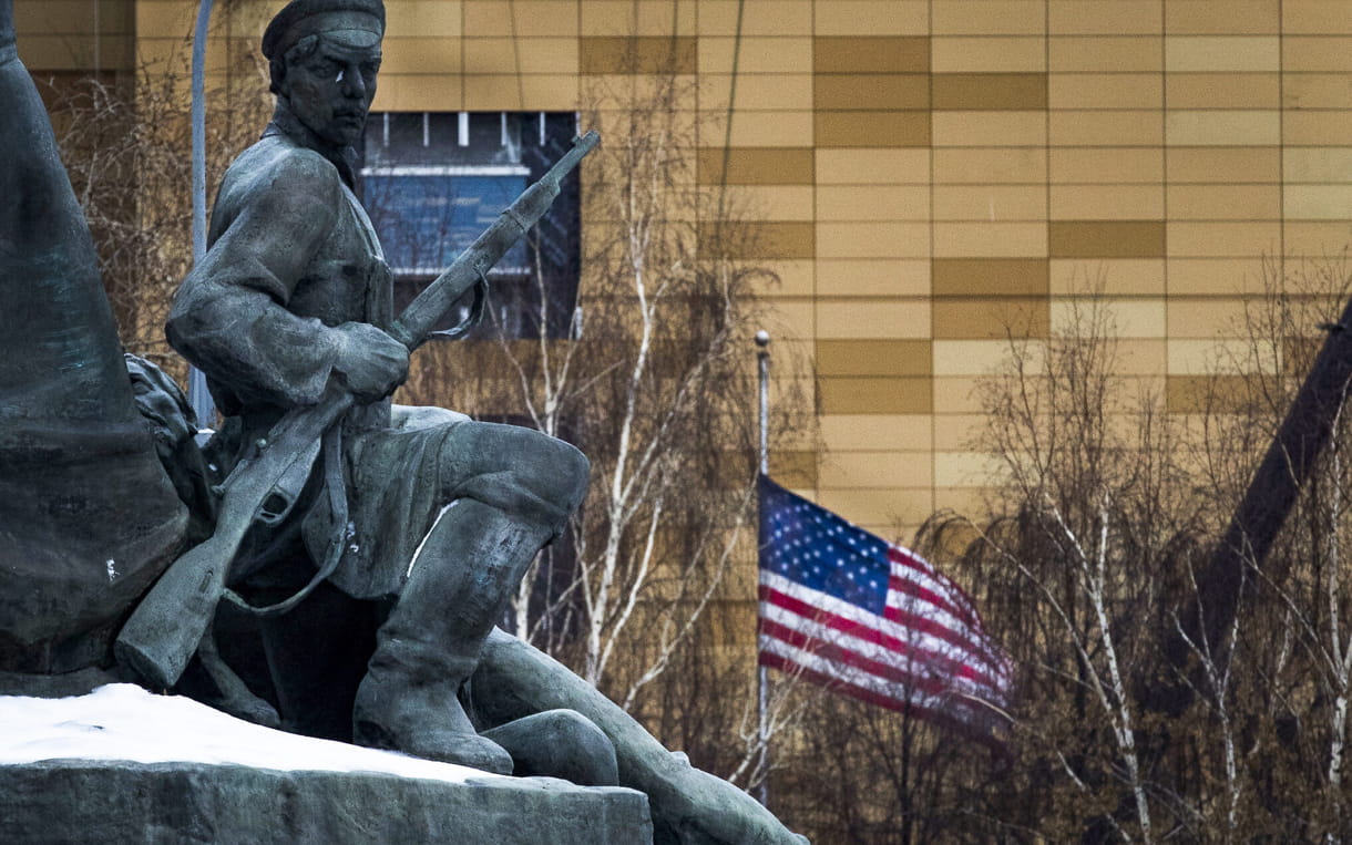 La embajada de Estados Unidos con su bandera nacional, vista detrás de un monumento a los Trabajadores de la Revolución de 1905 en Moscú, Rusia, 30 de diciembre de 2016. (AP Photo/Alexander Zemlianichenko, Archivo)