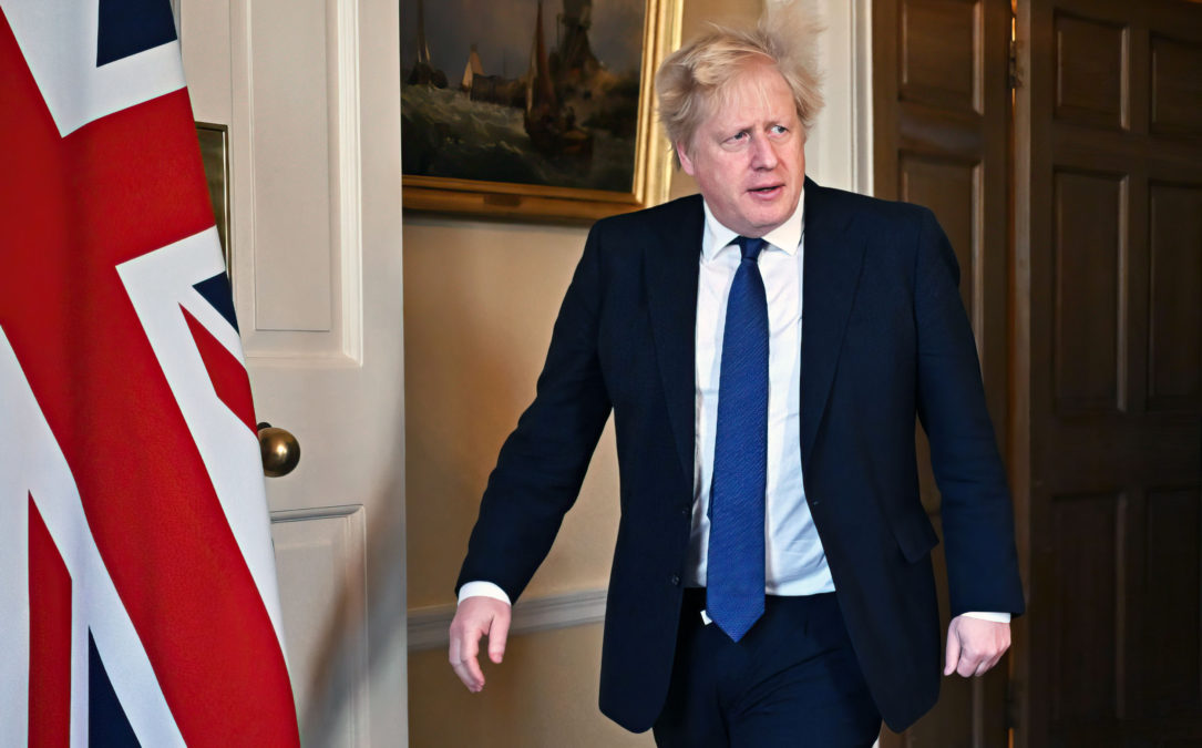 Boris Johnson califica a Putin de criminal de guerra e insta a votar en la ONU contra la invasión