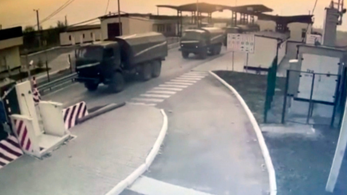En esta imagen realizada a partir de un vídeo facilitado por el Servicio de Fronteras de Ucrania, vehículos militares pasan por un punto de control en el puesto de control de Armyansk, en la frontera entre Ucrania y Crimea, el 24 de febrero de 2022. (Servicio de Fronteras de Ucrania vía AP)