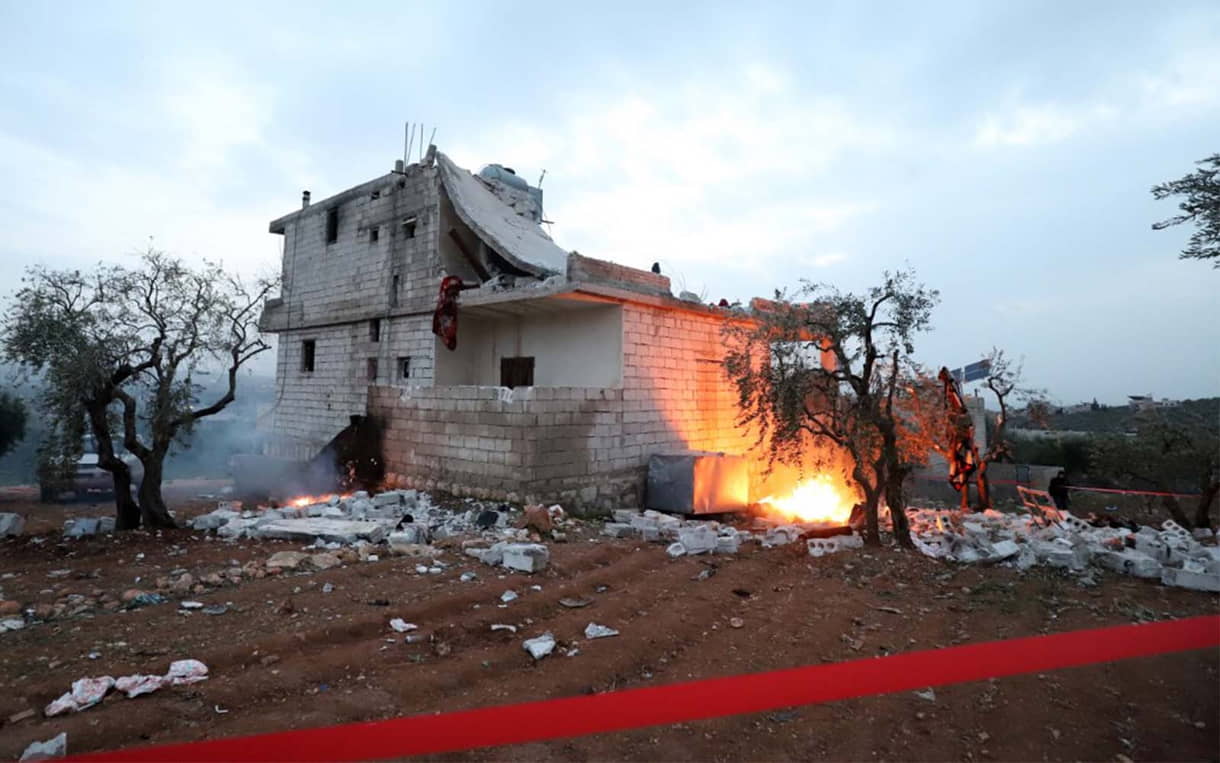 La casa en la que murió el líder del Estado Islámico, Abu Ibrahim al-Hashimi al-Qurayshi, durante una incursión nocturna de las fuerzas especiales estadounidenses, en la ciudad de Atme, en la provincia noroccidental siria de Idlib, el 3 de febrero de 2022. (Abdulaziz Ketaz/AFP)