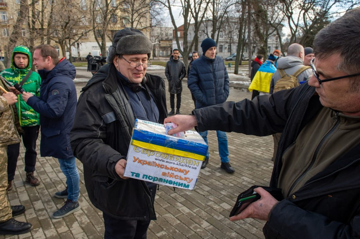 Un voluntario recoge dinero en el centro de la segunda mayor ciudad ucraniana de Kharkiv, situada a unos 40 km de la frontera entre Ucrania y Rusia, el 20 de febrero de 2022, para ayudar a los heridos en el conflicto con los separatistas respaldados por Rusia. (Sergey BOBOK / AFP)