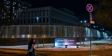 EE. UU. traslada su embajada fuera de Kiev citando una "dramática aceleración" del despliegue ruso