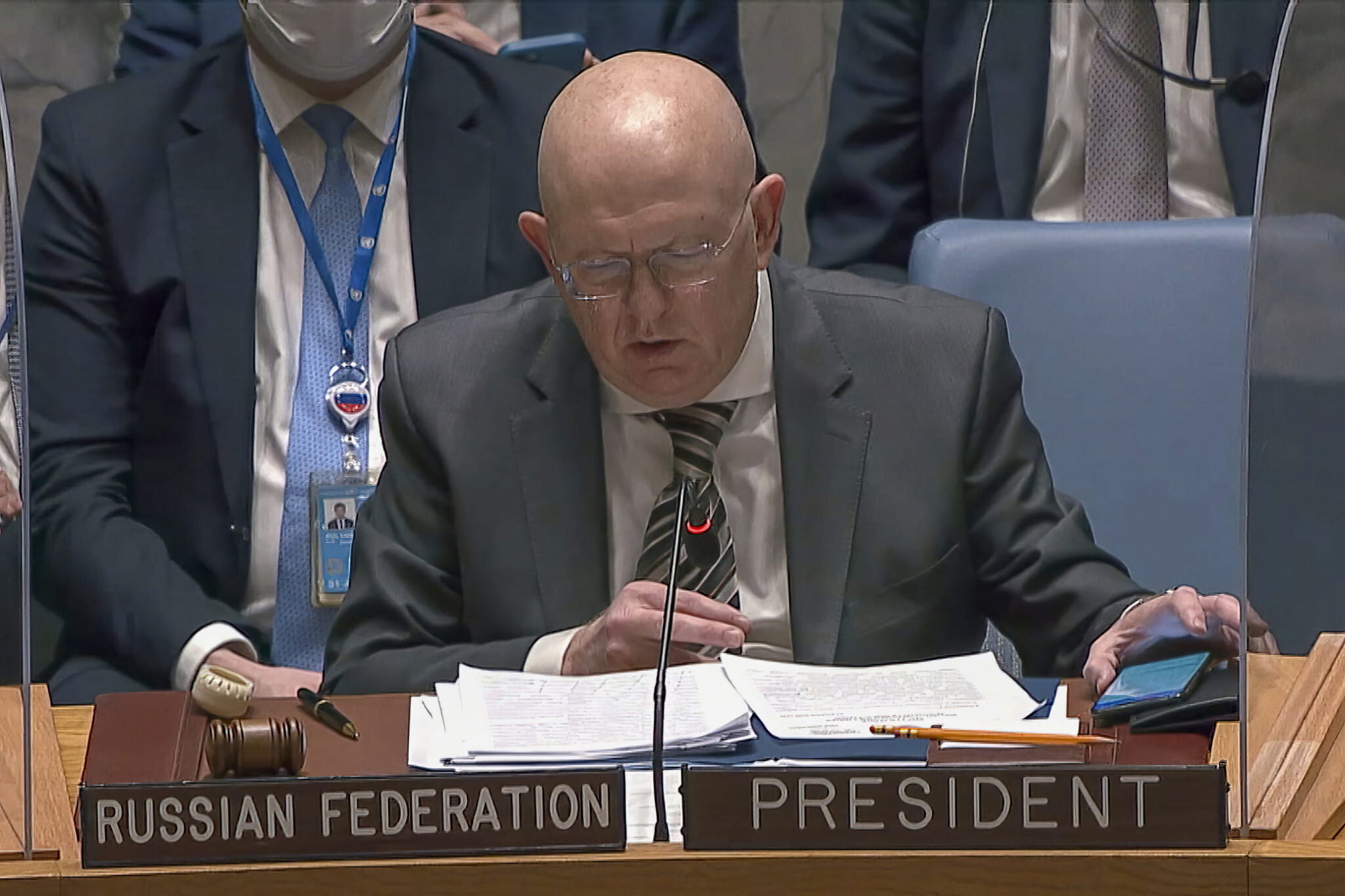 En esta imagen del video de UNTV, Vasily Nebenzya, Representante Permanente de Rusia ante las Naciones Unidas, habla durante una reunión de emergencia del Consejo de Seguridad de la ONU, en la sede de la ONU, el 23 de febrero de 2022. (UNTV vía AP)