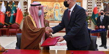 En artículo de opinión para periódico de Bahrein: Gantz elogia los crecientes lazos