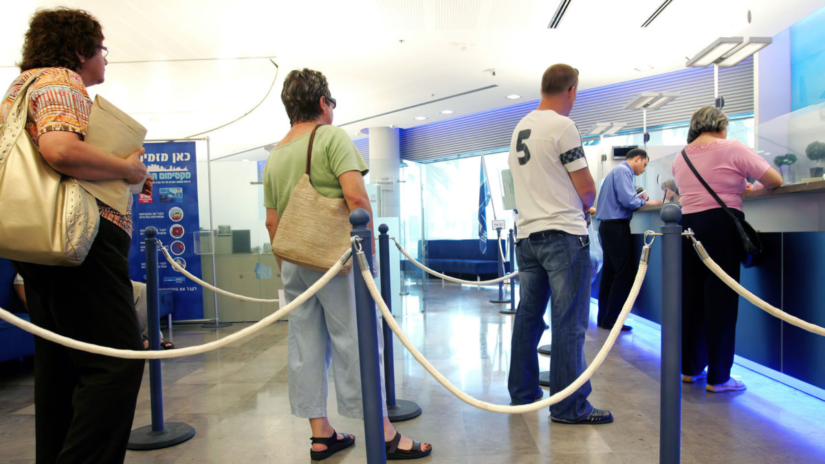 Repercusiones de que los bancos israelíes cierren sucursales y se trasladen a Internet